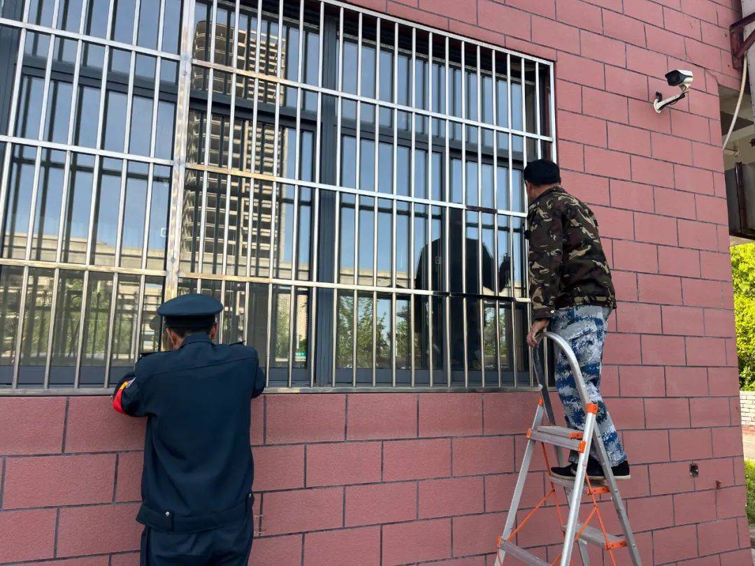 拆窗破网清通道 | 经开:开展校园"拆窗破网"行动_检查_整治_铁栅栏