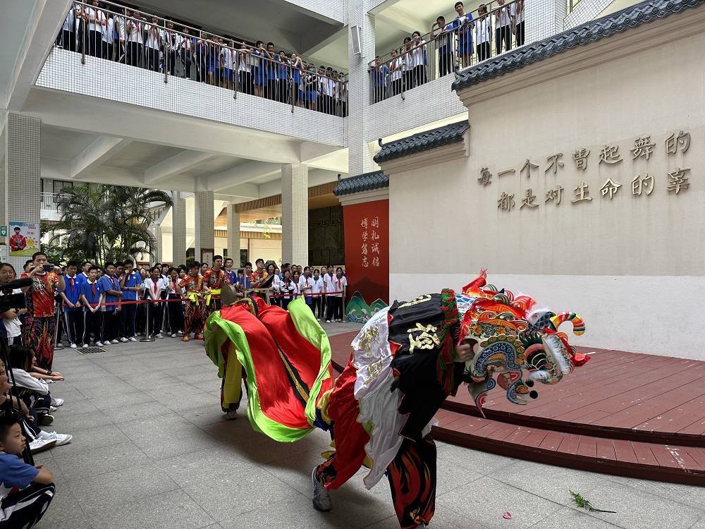 西乡街道径贝社区非遗麒麟舞进校园 同窗秒变"红人"