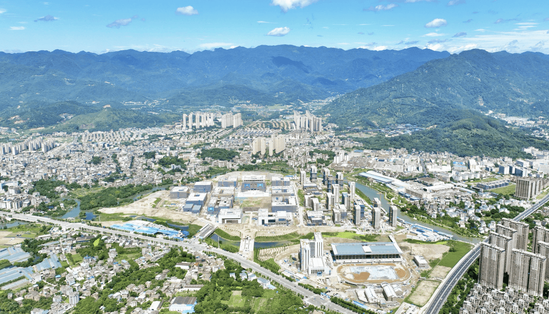 据官网介绍,学校目前设立了材料科学与工程学院,计算机科学与工程学院