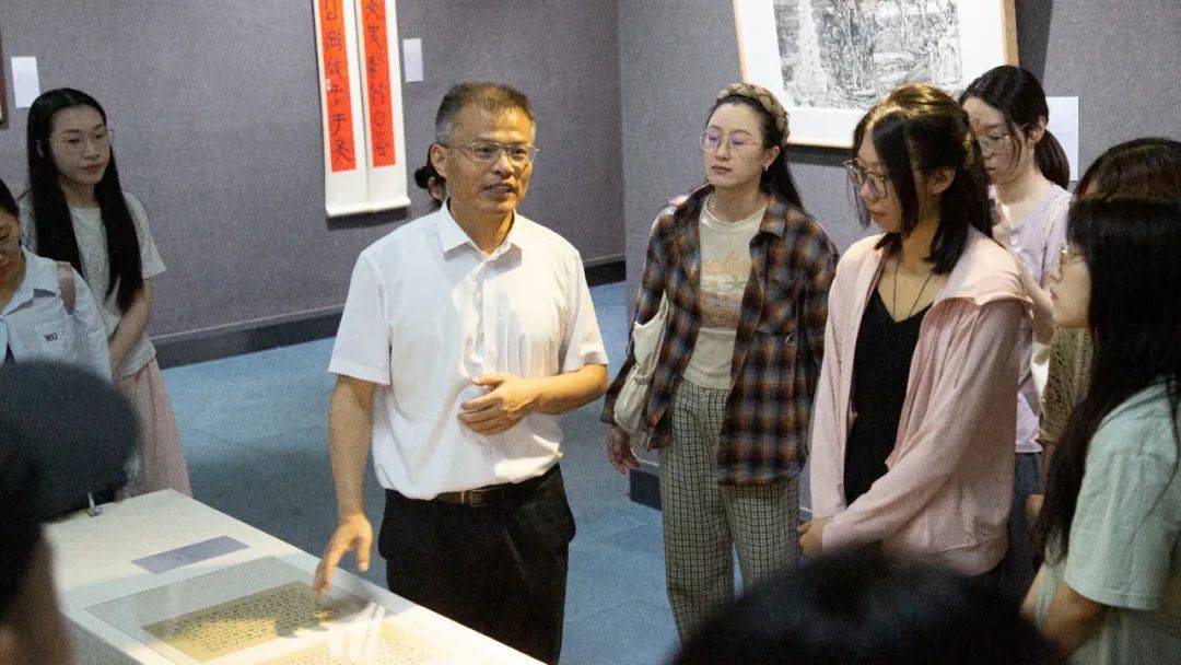各位嘉宾一同参观了展出作品,暨南大学书法研究所所长,教授陈志平为