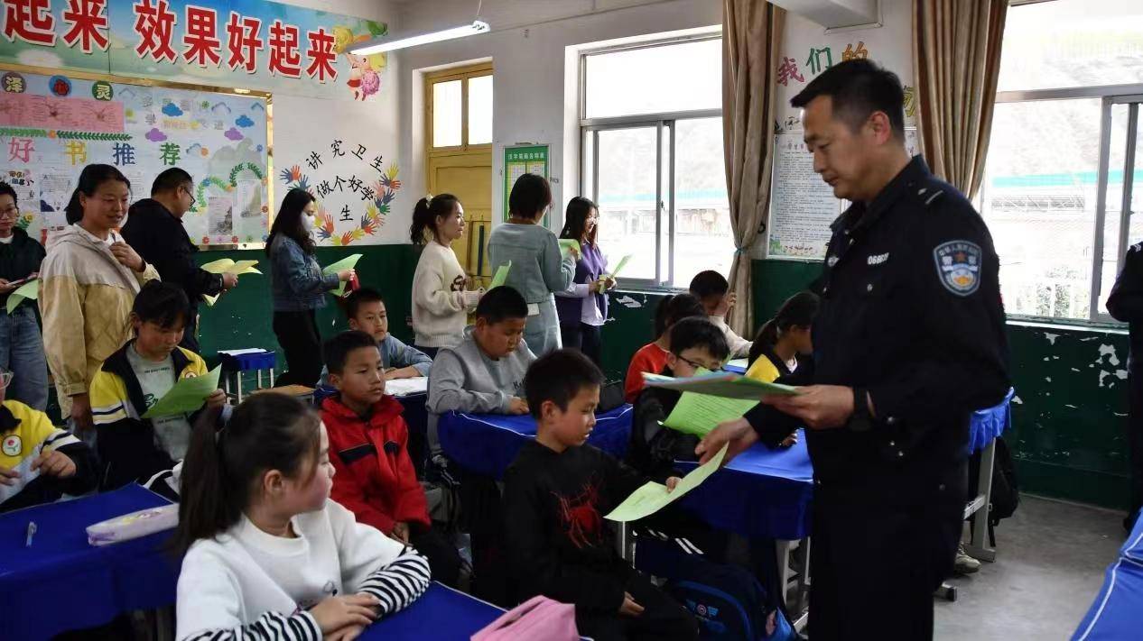 定边公安杨井派出所联合检察院开展"法治进校园"普法宣传活动