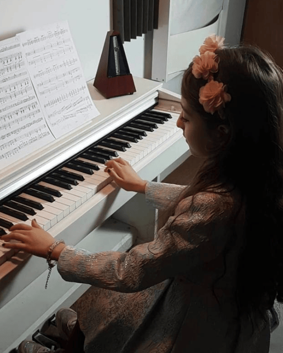 伊朗8岁女孩因长相太美,父亲辞职做保镖!