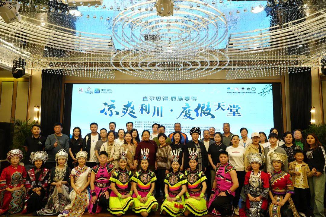 悠悠龙船调,唱醉神州大地!烈烈土苗风,笑迎天下客人!