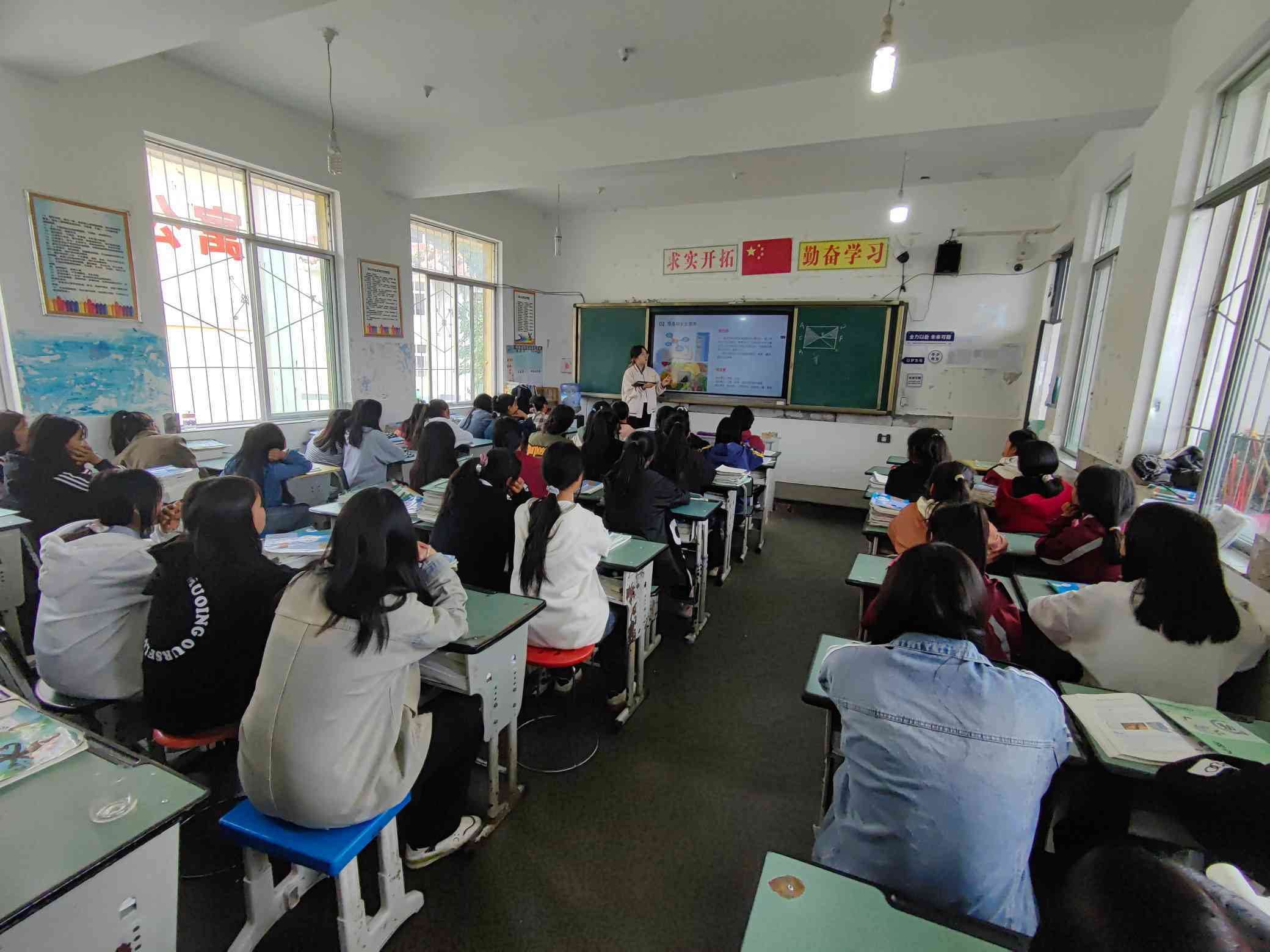 四川大学华西公共卫生学院/华西第四医院派出专业团队,奔赴凉山州甘洛