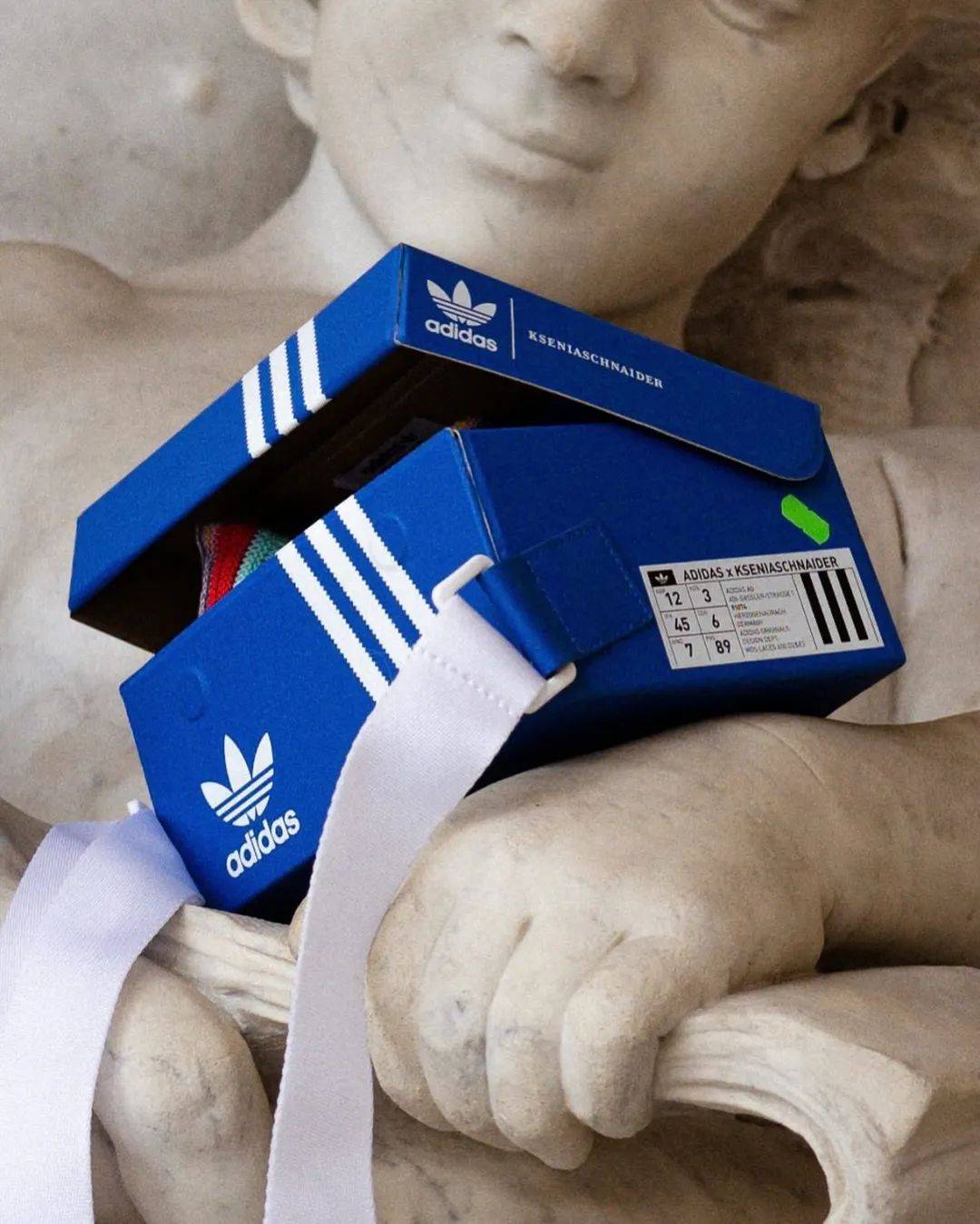 但没关系,阿迪官方早已出手,一款"鞋盒包"送给大家,主打一种"官方逼死