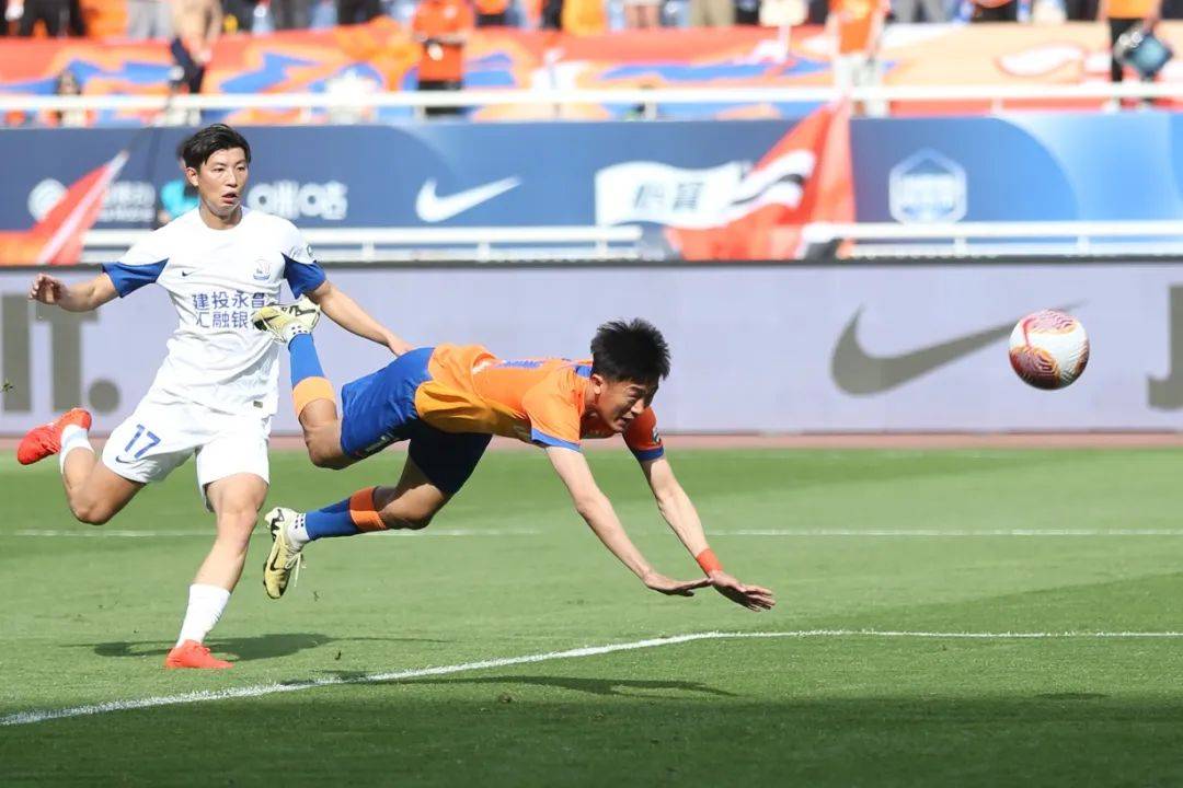 鲁能青训球员阿卜杜肉苏力收获进球,山东泰山队主场4-1战胜沧州雄狮队