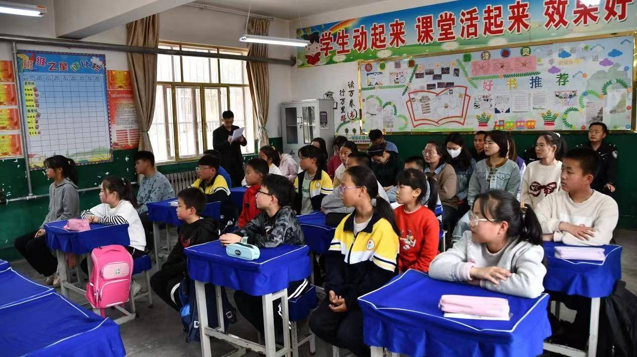 定边公安杨井派出所联合检察院开展"法治进校园"普法宣传活动