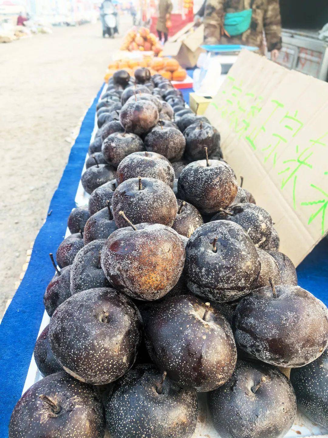 大集里最不缺的就是新鲜蔬菜水果,好多摊主都是周边村民,卖的菜也都是