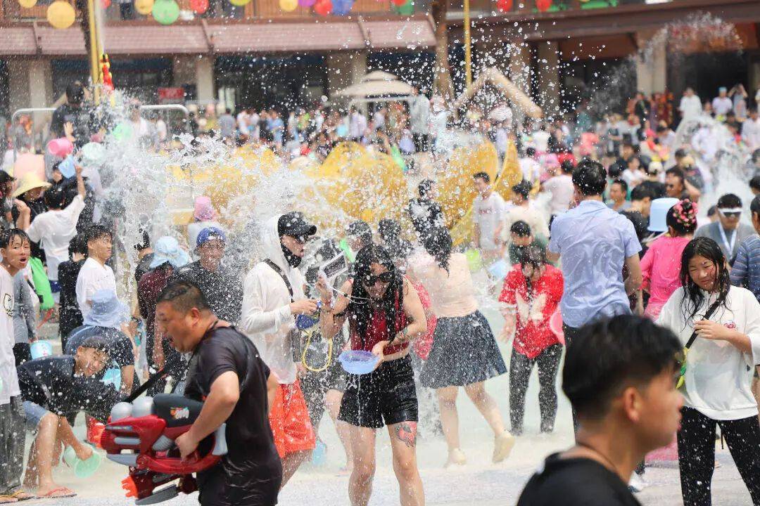 "泼水节已经成为芒市旅游行业的重要增长点之一.