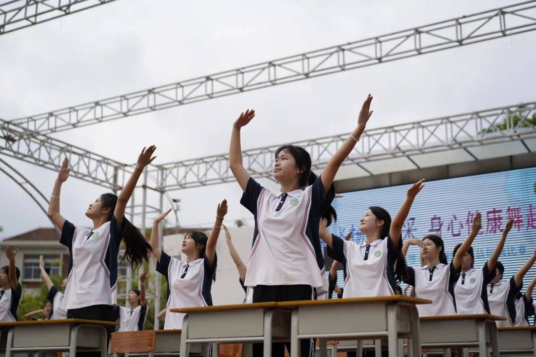 促进青少年学生健康成长,近日,云浮市中等专业学校举行了以指舞飞扬