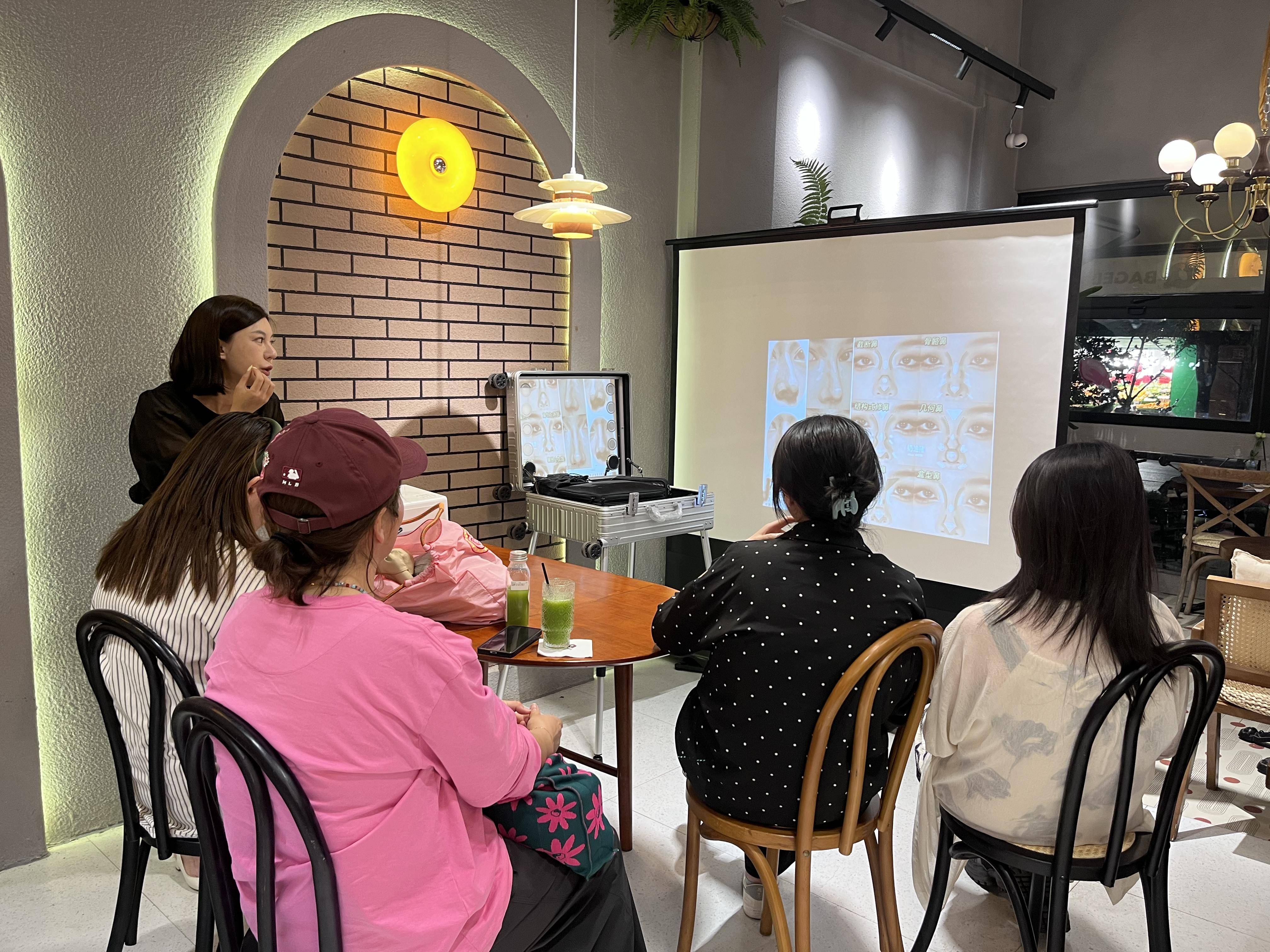 从去年火到现在!夜校,很受昆明年轻人的欢迎