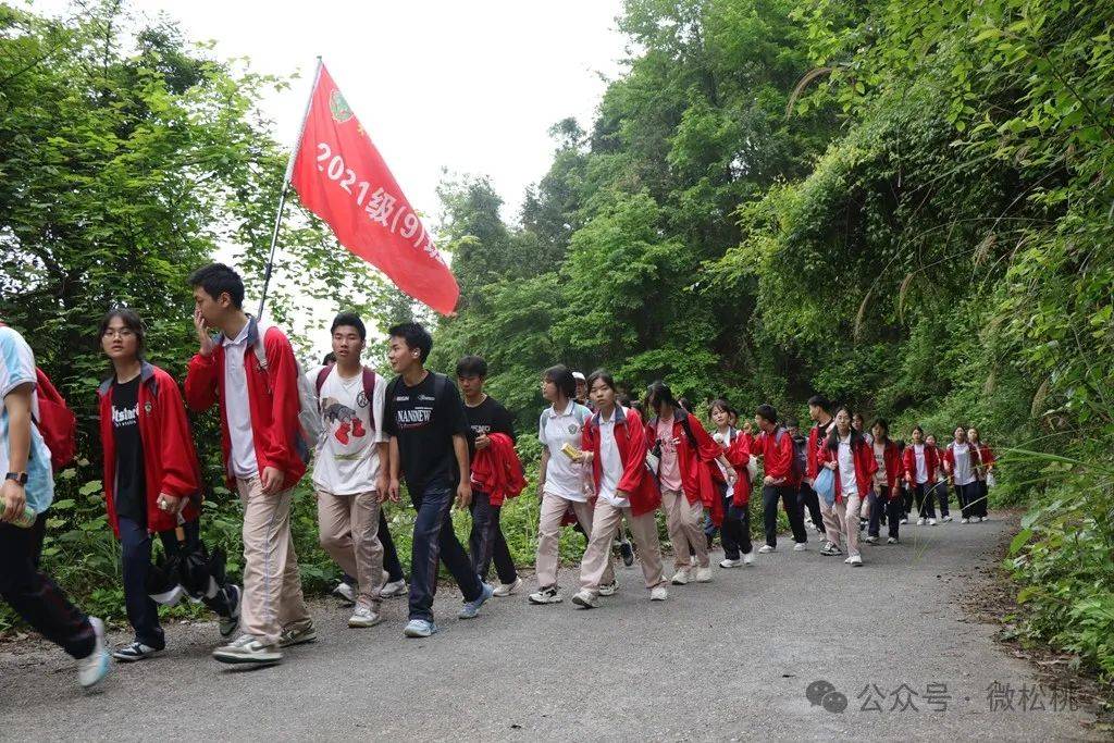 松桃民族中学:千名师生徒步释压迎高考