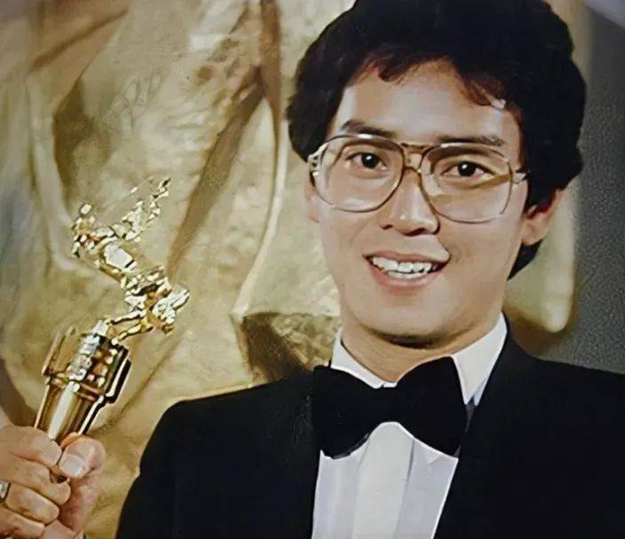 73岁的他自曝"三人式"婚姻!享受两个老婆不放手,逼得原配出家当尼姑