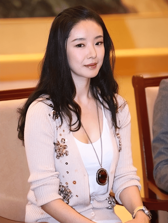 他欠债700亿,带走明星女友和61个亿逃亡国外,父亲葬礼也没回来_王永红