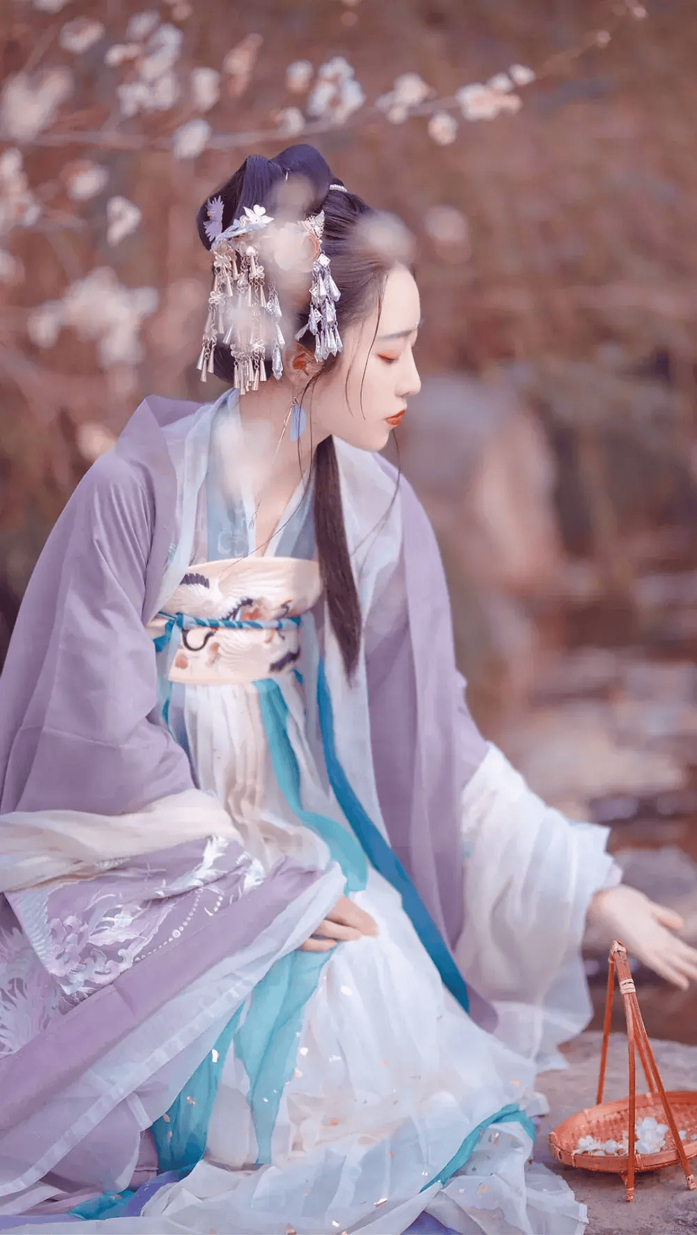 《南歌子》宋·欧阳修凤髻金泥带,龙纹玉掌梳.