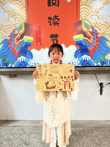孩子们用斑斓的色彩,涂抹着自己对传统节日的热爱;朴拙的线条,勾勒着