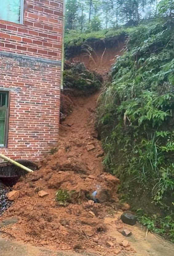 3日19时06分,长江村应急管理人员黄嘉伟和群测群防员邓昌金在官厅上组