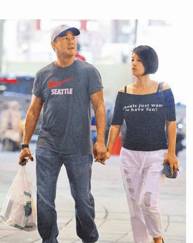 他是美籍华人英俊幽默,恋情多姿曾是不婚主义,年轻太太驱夫有术_吴大