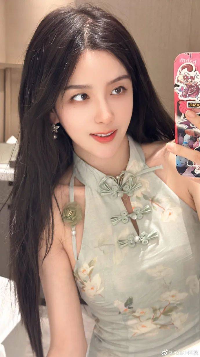 rita展示少有旗袍:这颜值 我兄弟是真的喜欢!