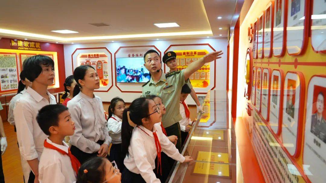 钟山县实验小学二年级黄诗瑶说:"老师带我们来参加军营里的读书活动