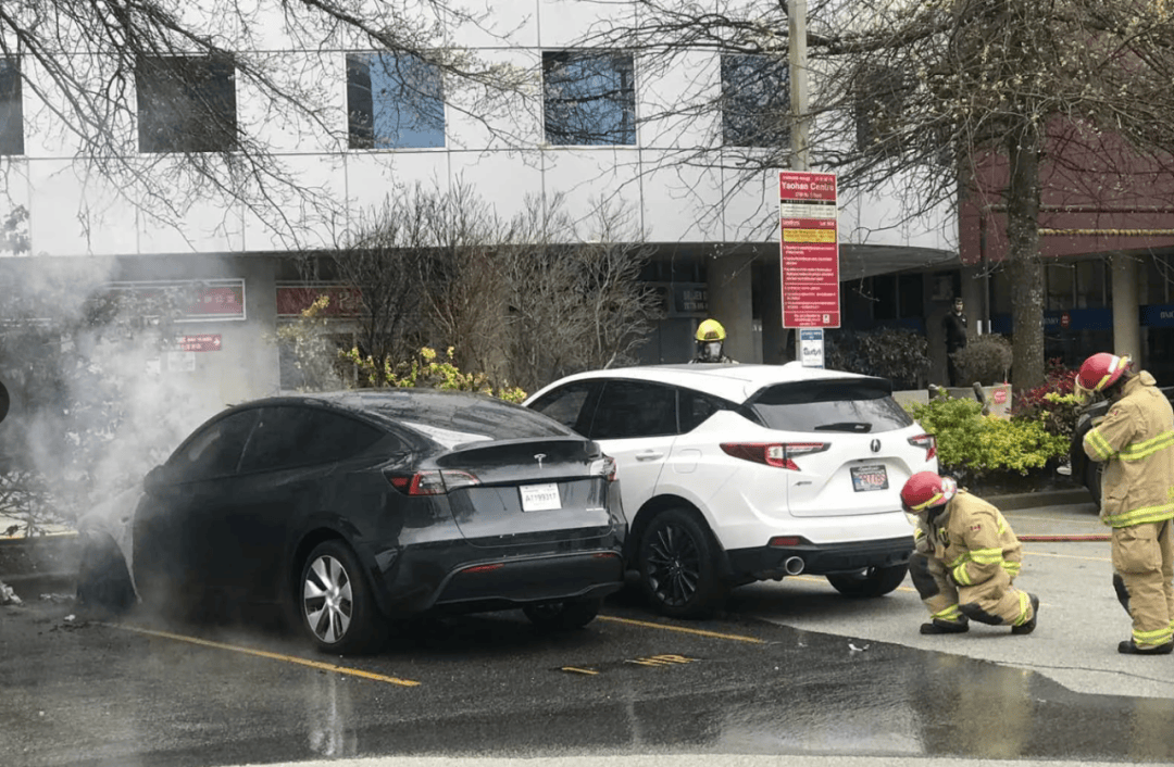 列治文八佰伴一辆特斯拉自爆起火!原因不明