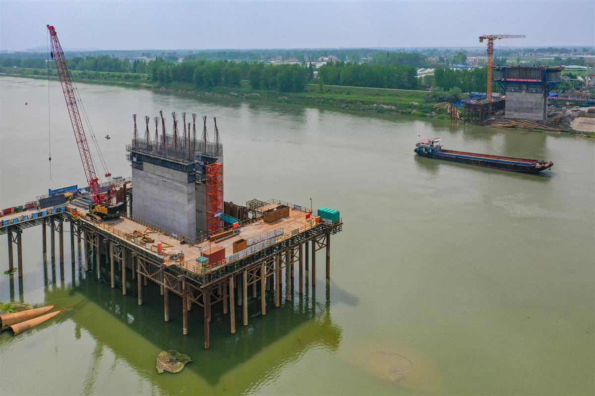 武天高速汉川段加紧施工忙