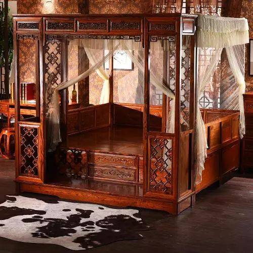 就连他睡的床也是有180年历史的雕花架子床他的豪宅四合院真的比博物