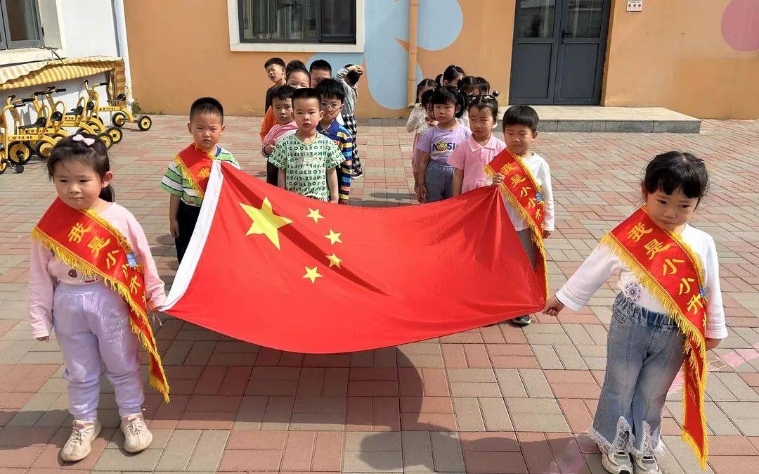 铿锵有力的步伐,昂首挺胸,朝气蓬勃,护送国旗入场,将五星红旗冉冉升起