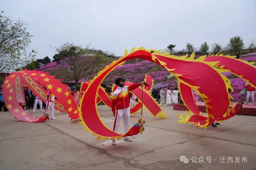 当日,雨花谷景区的旖旎景色还吸引了大量文艺爱好者登台献艺,旗袍走秀