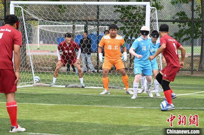 残疾人民间足球争霸赛开幕,并与日本驻华大使金杉宪治共同为赛事开球