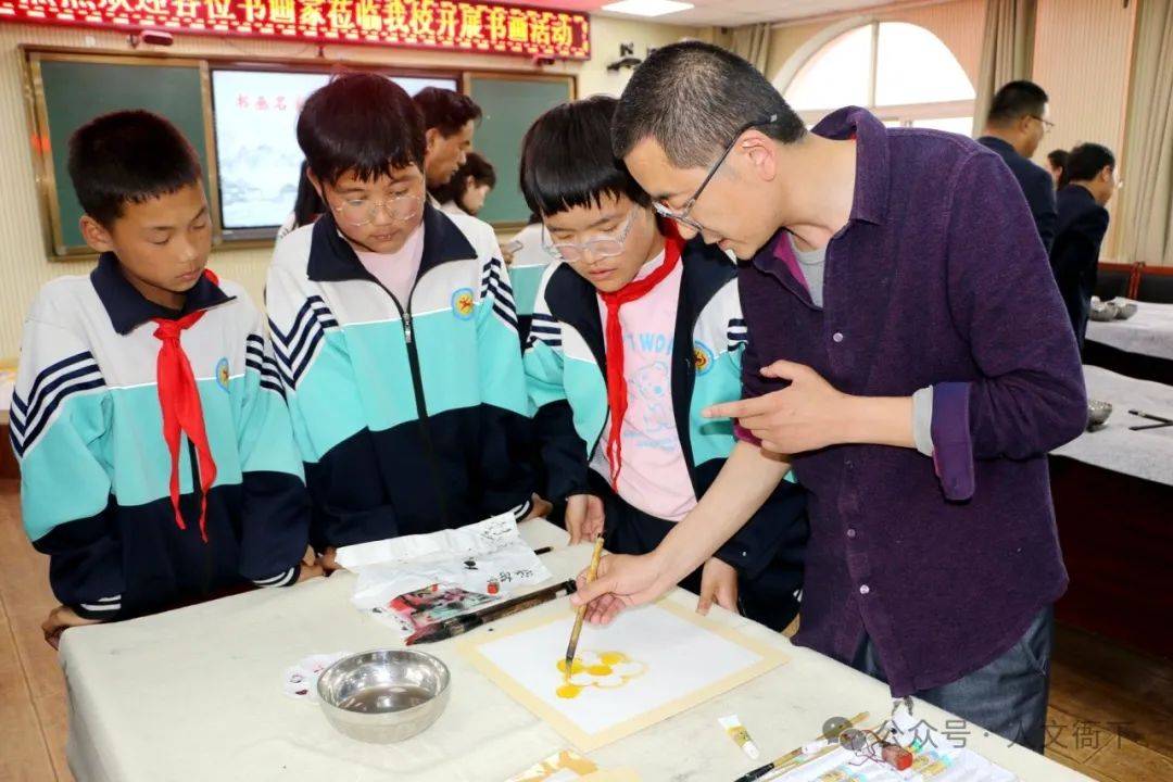 书画名家进校园 翰墨丹青润桃李——衙下集镇邀请县政协,县文化馆,县