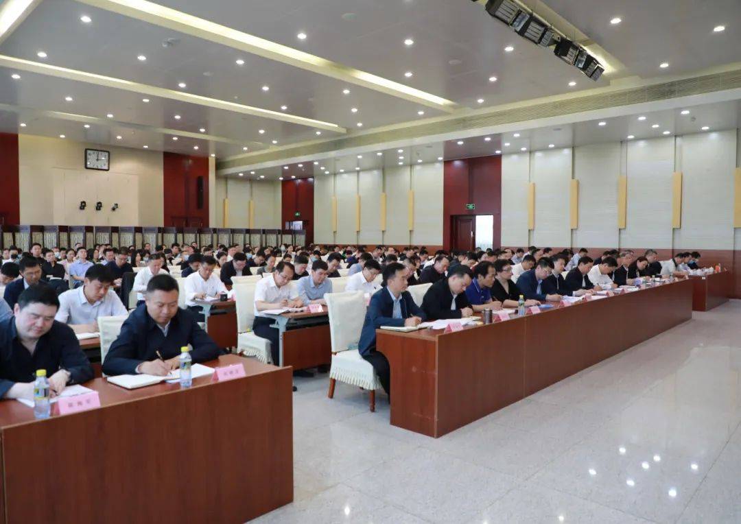 局党组成员,副局长李自军,金艳丽出席会议.