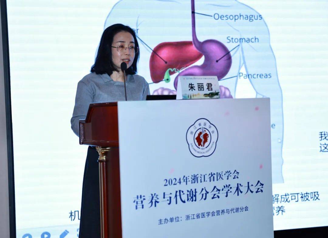 徐哲荣教授(左)朱丽君教授(右)论坛主持人青委副主委王丽君主任(左)和