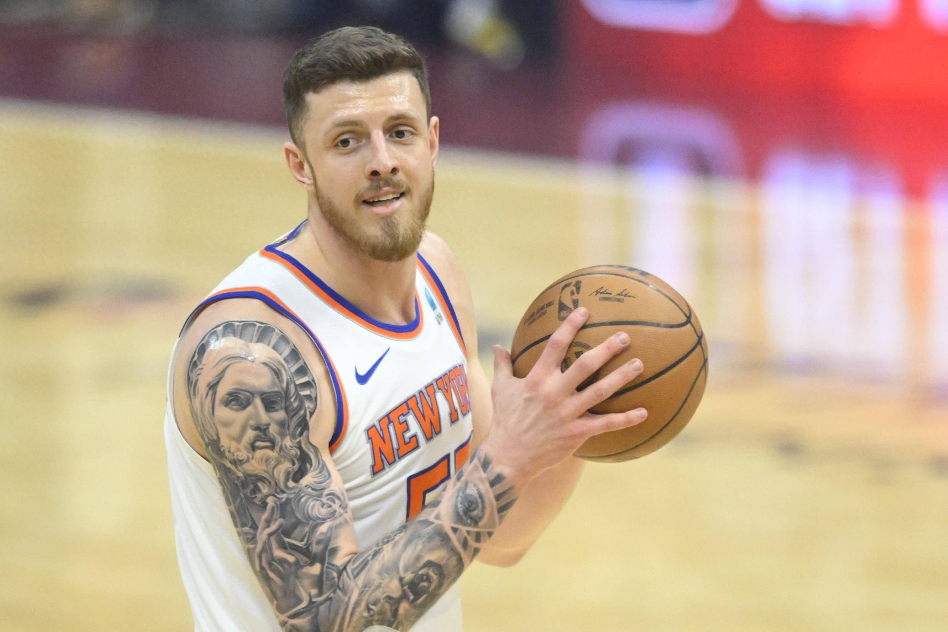 比赛结束后,nba名宿魔术师约翰逊在在社媒上谈到了这场对决.