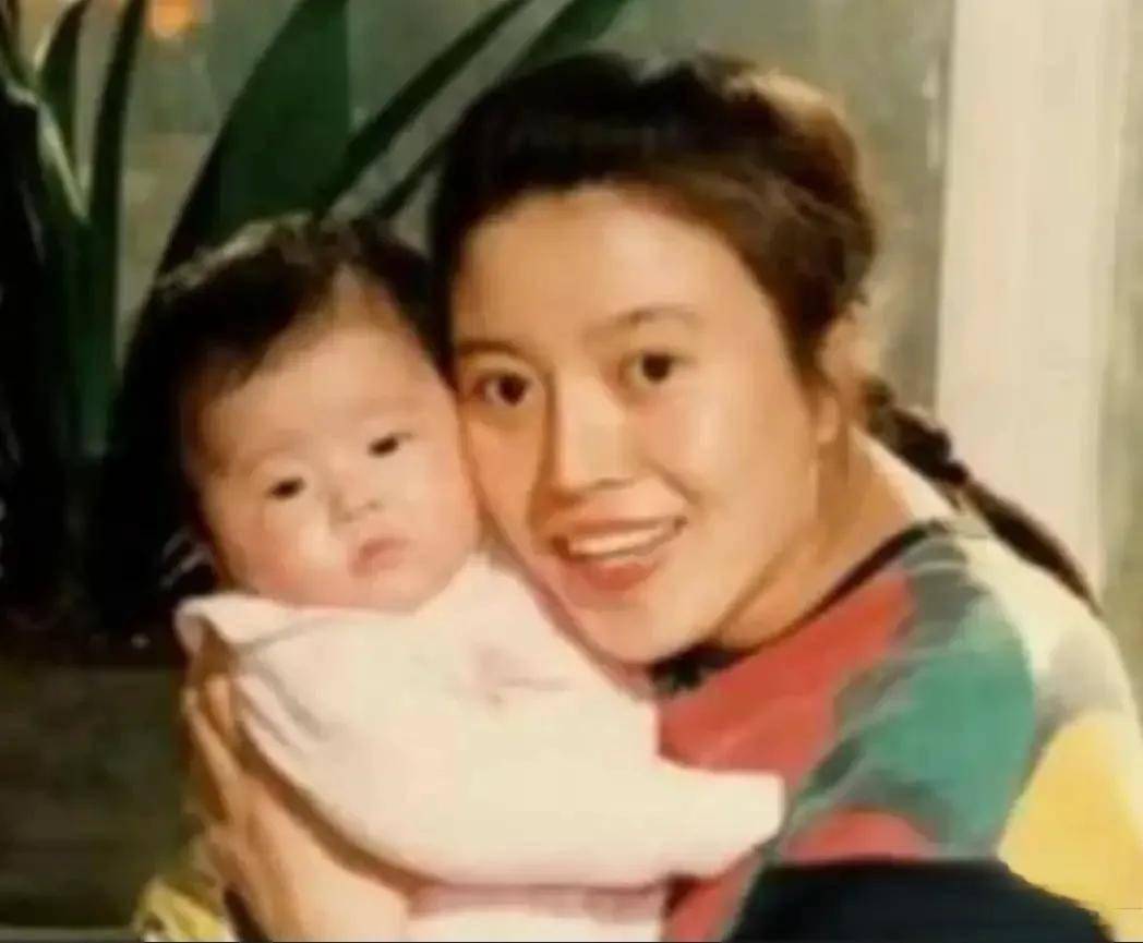 丁嘉丽女儿胡琳娜:被父母抛弃,遭叔叔虐待,带泪成长,36岁未婚