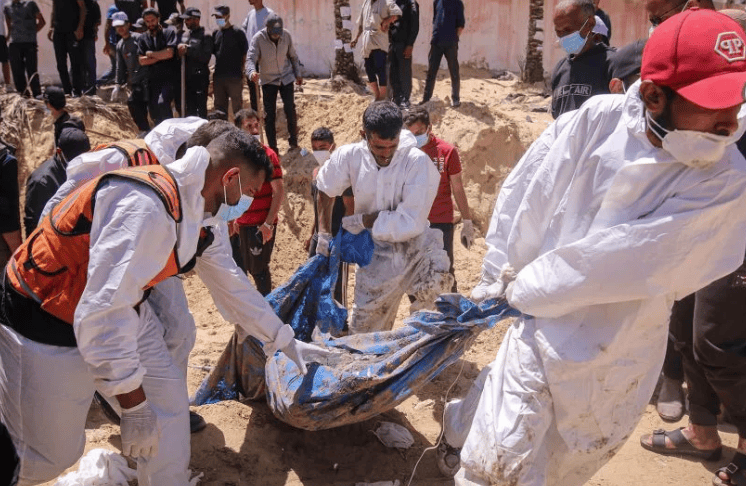 发现近300具尸体,以色列军队挖出加沙遇难者尸体又丢入乱葬坑