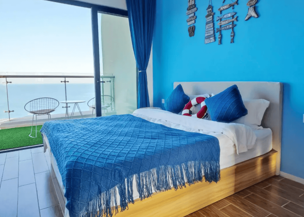 在这里尽情享受欢乐时光畅玩美丽的双月湾入住豪华海景房,室内装修