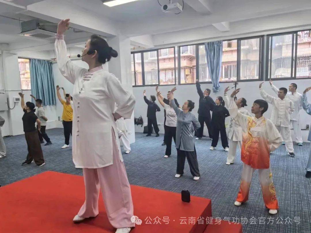 领略健身气功"松静自然,动静相兼"的基本锻炼要领,后续结合理论讲解