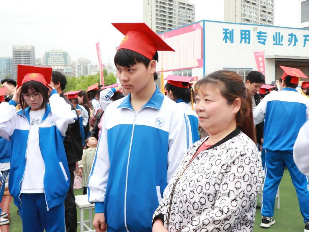 十八而志逐梦想,青春有为向未来——安康育英职校举行2021级学生成人