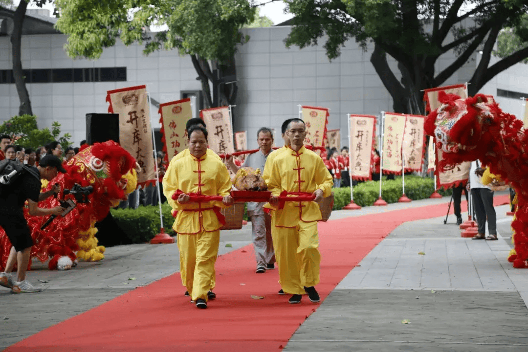 国家级评酒委员梁思宇,何国良,吴安杏,潘康华与多名资深酿酒师傅进入"