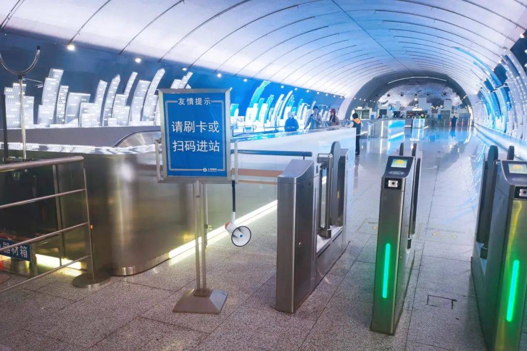 从地图上可以看出,在吴中路地铁站旁边的有网球俱乐部,申通公司,汽车