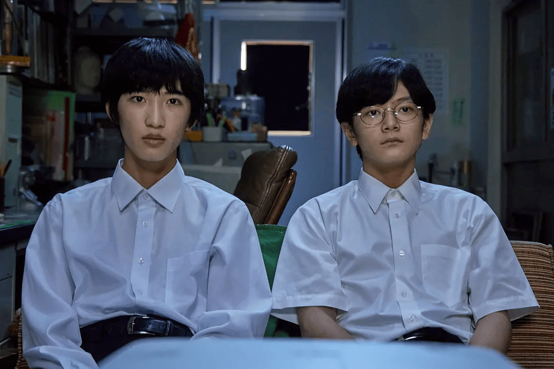 成田狂儿(绫野刚 饰)邀请担任合唱部部长的中学生冈聪实去卡拉ok指导