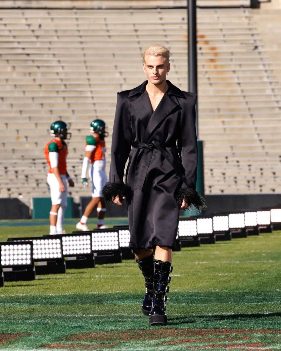 天啊,有点像年轻时的 billie