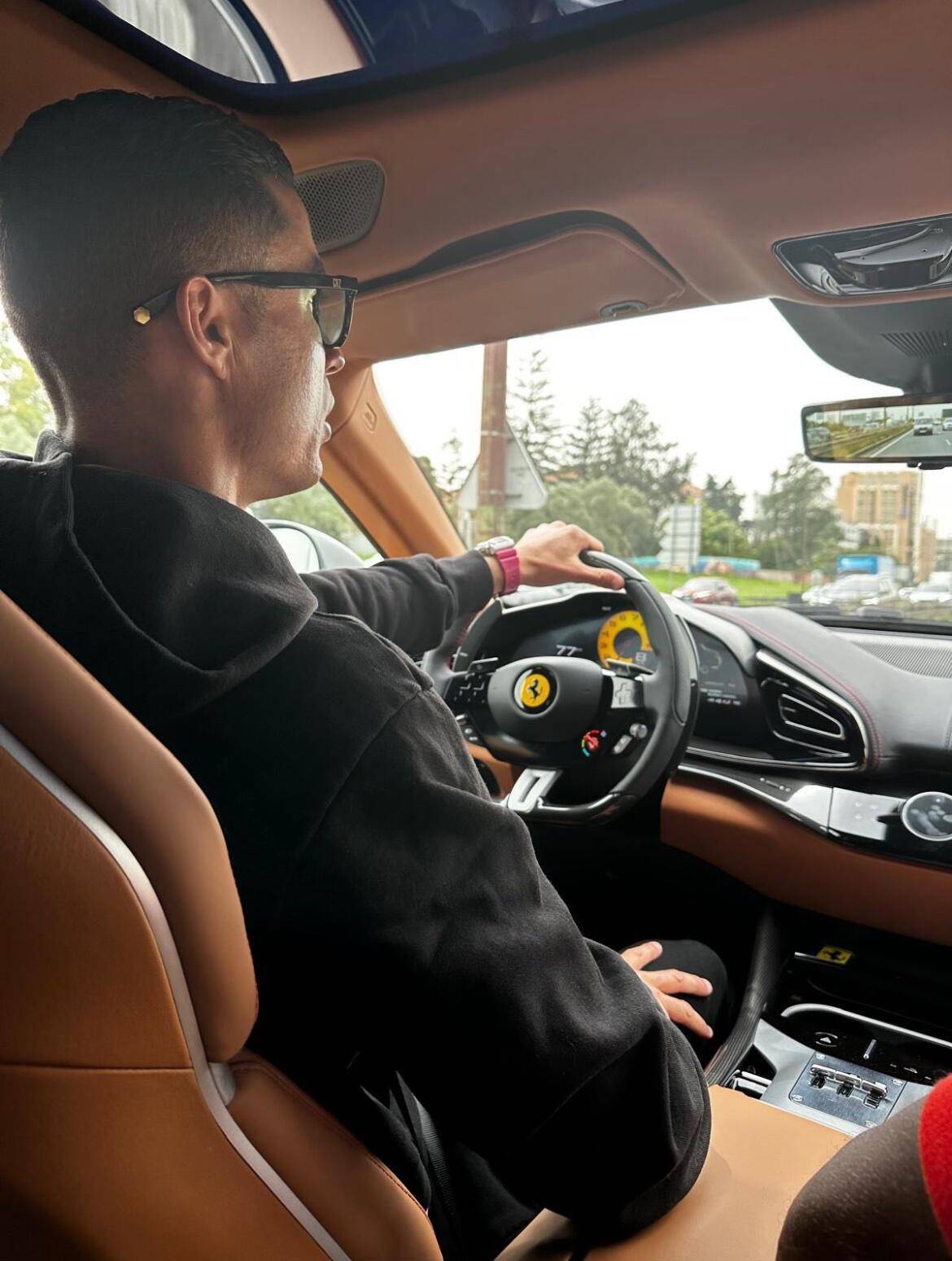 豪表!c罗晒驾驶法拉利照片:祝大家周日快乐!
