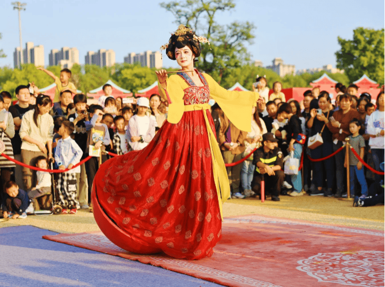 同时配合沿街非遗文创美食项目,安排小丑巡游和不倒翁汉服表演,提供全