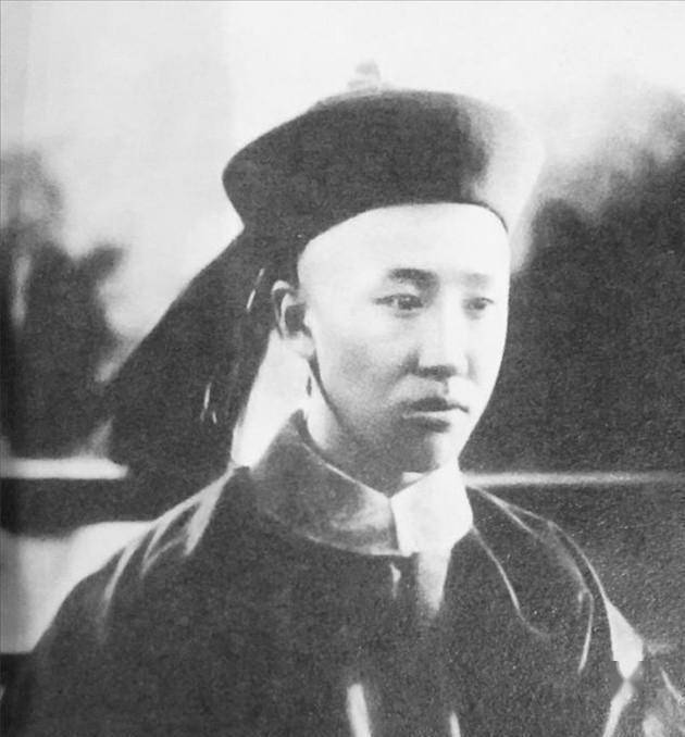 溥仪和婉容的"私房"照,图3是大婚的"凤床",图4坐姿反映一个事实