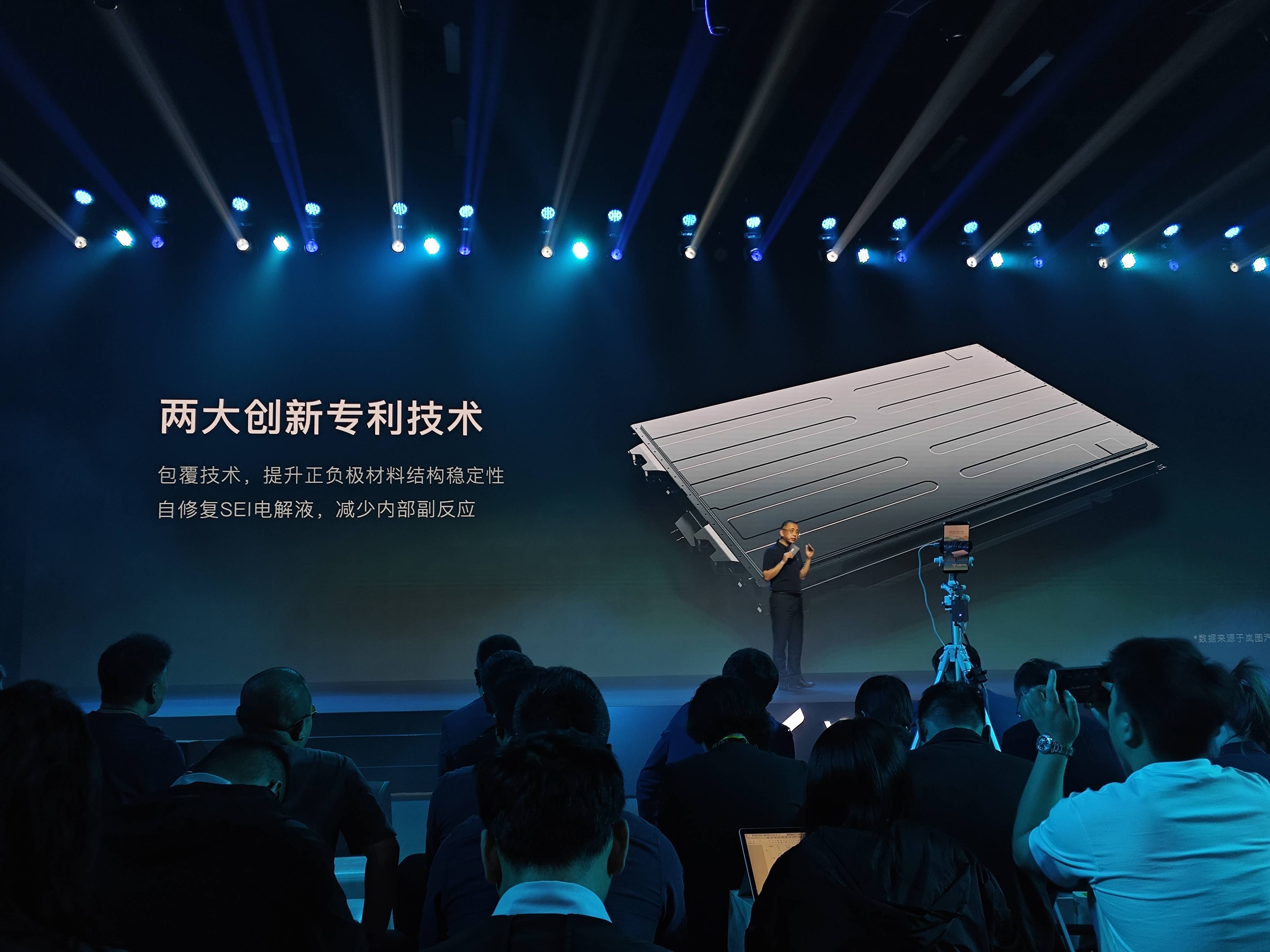 岚图汽车技术发布会,新平台 10 分钟补能 450km,并官宣携手华为