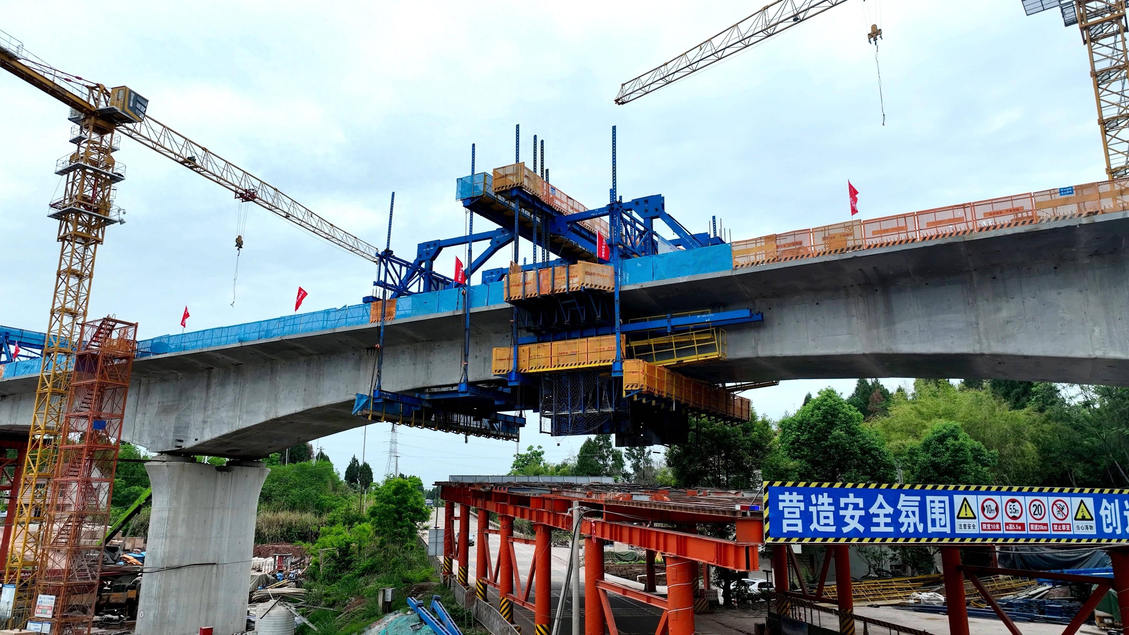 全长约2672米,该桥三次跨越公路铁路线,共设有3段连续梁