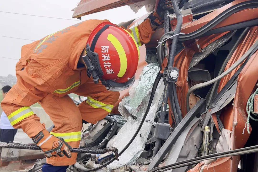 天门107省道突发!_拱桥_事故_救援