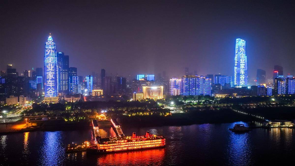 从塞纳河畔到长江之滨，中外企业家夜游长江话合作谋发展